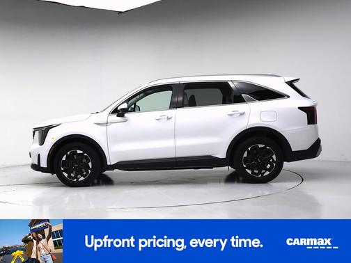 White 2024 Kia Sorento S
