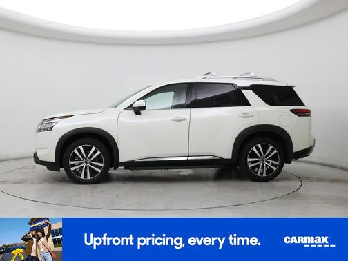 White 2023 Nissan Pathfinder Platinum