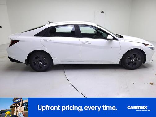 White 2022 Hyundai ELANTRA SEL
