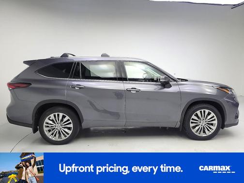 Gray 2024 Toyota Highlander Platinum