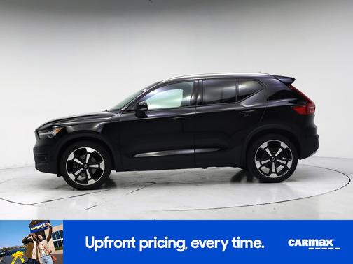 Black 2021 Volvo XC40 T5 Momentum