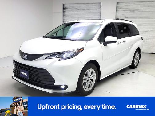 White 2025 Toyota Sienna XLE