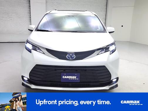 White 2025 Toyota Sienna XLE