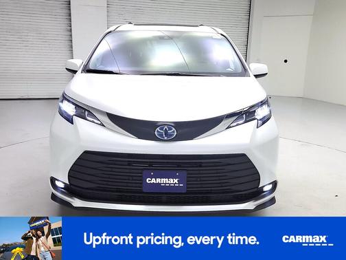 White 2025 Toyota Sienna XLE