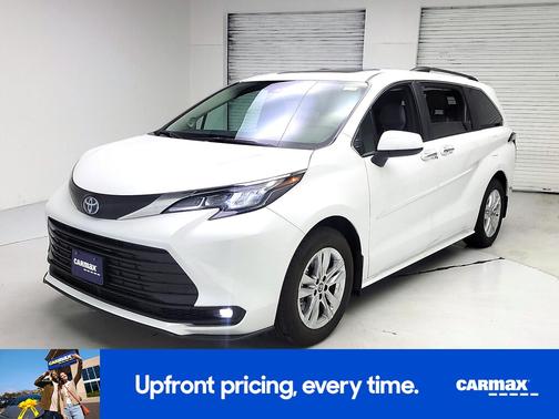 White 2025 Toyota Sienna XLE