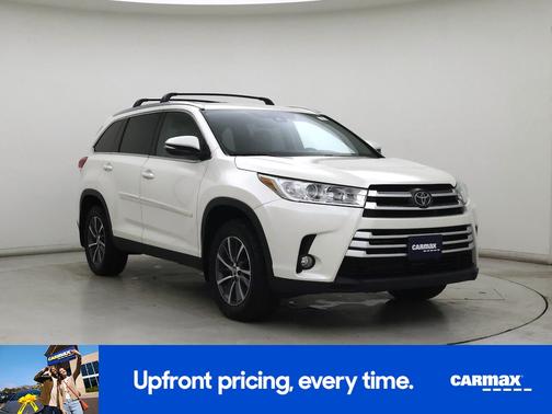 White 2019 Toyota Highlander XLE