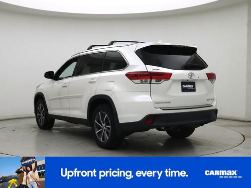 White 2019 Toyota Highlander XLE