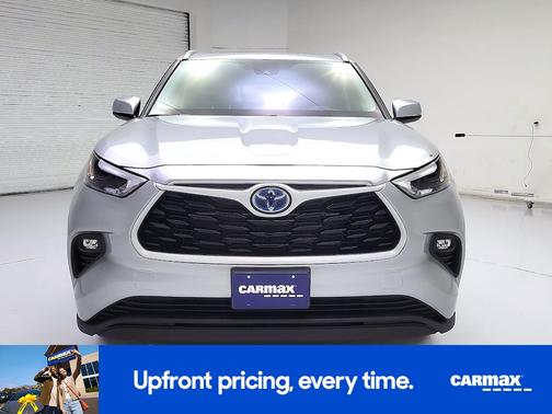 Silver 2024 Toyota Highlander Hybrid XLE