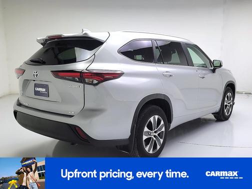 Silver 2024 Toyota Highlander Hybrid XLE