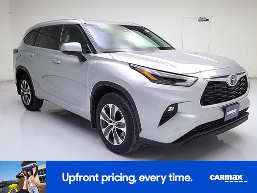 Silver 2024 Toyota Highlander Hybrid XLE