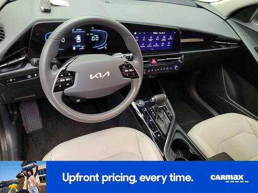 White 2023 Kia Niro EX