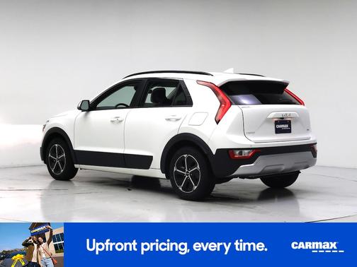 White 2023 Kia Niro EX