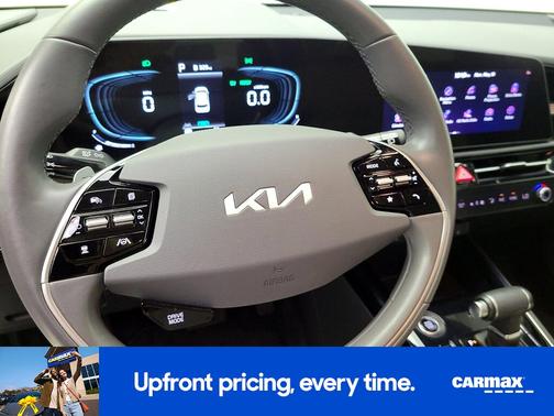 White 2023 Kia Niro EX
