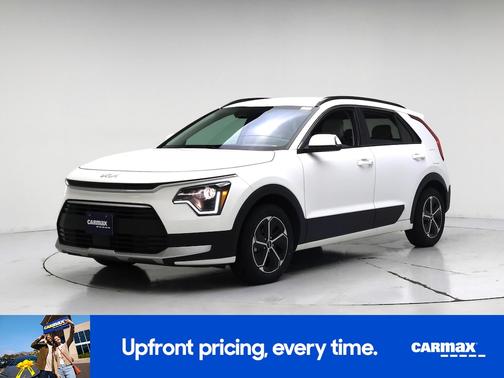 White 2023 Kia Niro EX