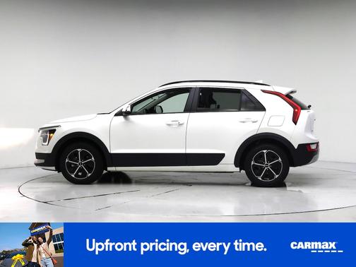 White 2023 Kia Niro EX