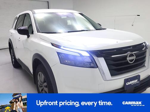 White 2024 Nissan Pathfinder S