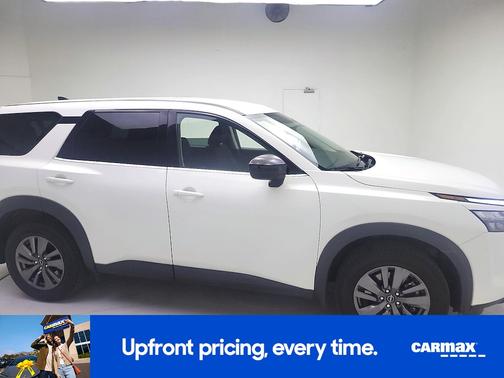 White 2024 Nissan Pathfinder S