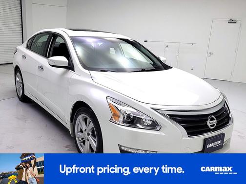 White 2015 Nissan Altima SV