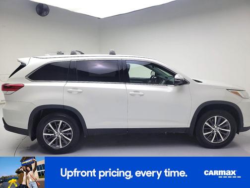 White 2019 Toyota Highlander XLE