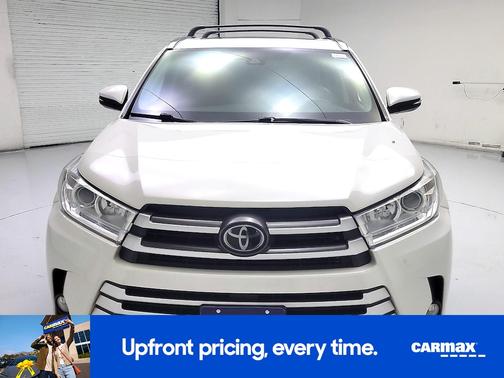 White 2019 Toyota Highlander XLE