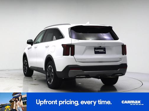 White 2024 Kia Sorento S