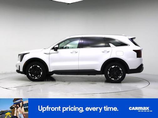 White 2024 Kia Sorento S