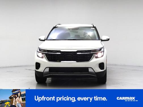 White 2025 Kia Seltos S