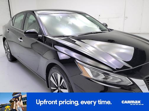 Black 2022 Nissan Altima SV