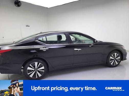 Black 2022 Nissan Altima SV