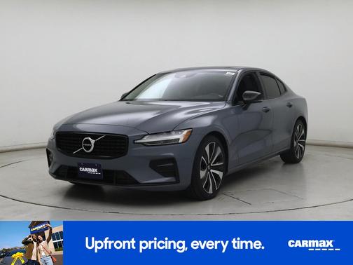 Gray 2022 Volvo S60 B5 Momentum