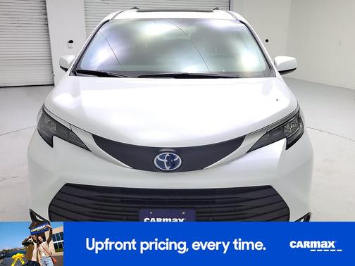 White 2025 Toyota Sienna XLE