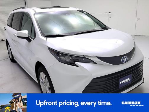 White 2025 Toyota Sienna XLE