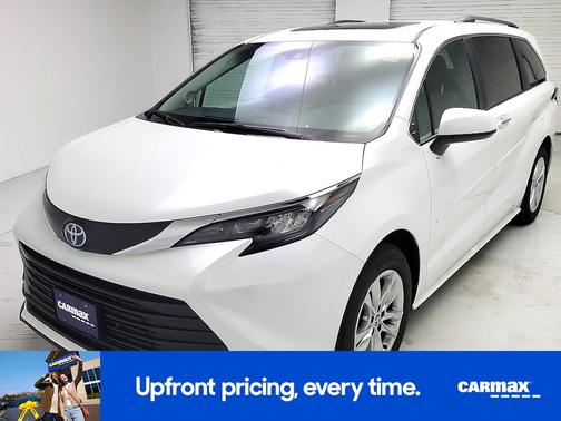 White 2025 Toyota Sienna XLE
