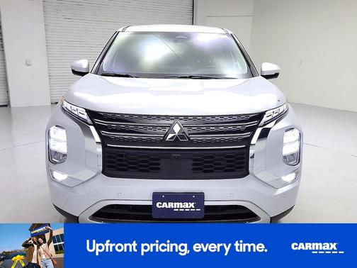 White 2024 Mitsubishi Outlander SE