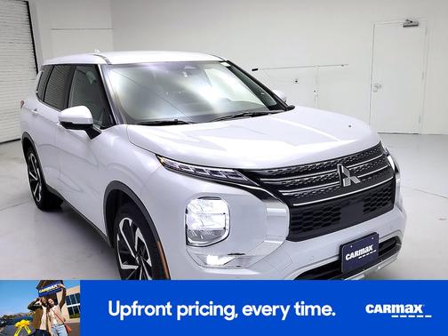 White 2024 Mitsubishi Outlander SE