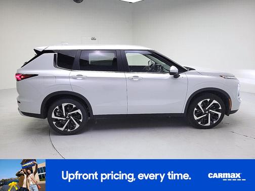 White 2024 Mitsubishi Outlander SE