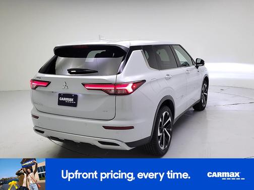 White 2024 Mitsubishi Outlander SE