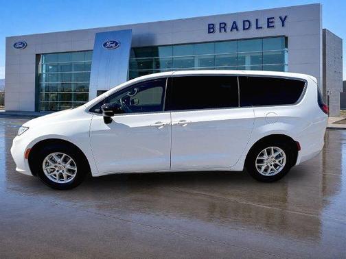Bright White Clearcoat 2025 Chrysler Pacifica Select