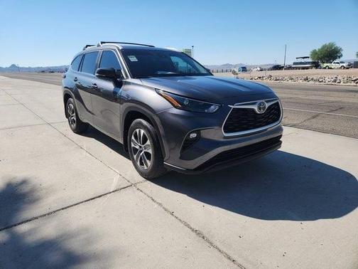 Magnetic Gray Metallic 2025 Toyota Highlander XLE