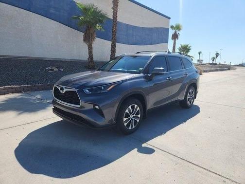 Magnetic Gray Metallic 2025 Toyota Highlander XLE