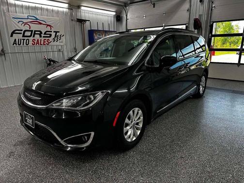 Brilliant Black Crystal Pearlcoat 2017 Chrysler Pacifica Touring-L