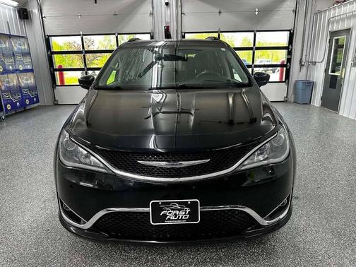 Brilliant Black Crystal Pearlcoat 2017 Chrysler Pacifica Touring-L