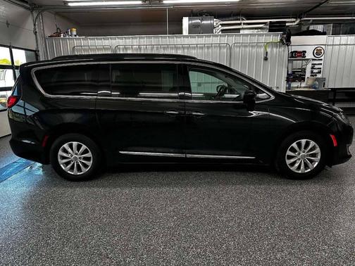 Brilliant Black Crystal Pearlcoat 2017 Chrysler Pacifica Touring-L