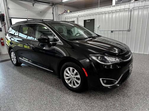 Brilliant Black Crystal Pearlcoat 2017 Chrysler Pacifica Touring-L