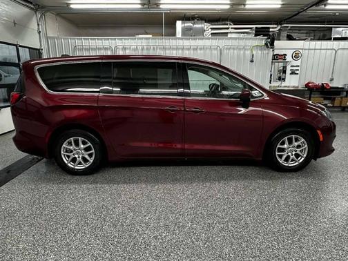 2023 Chrysler Voyager LX