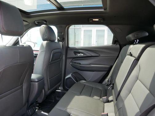 Iridescent Pearl Tricoat 2026 Chevrolet Trailblazer RS