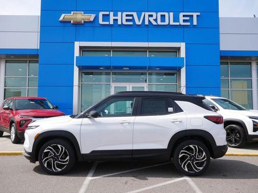 Iridescent Pearl Tricoat 2026 Chevrolet Trailblazer RS