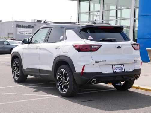 Iridescent Pearl Tricoat 2026 Chevrolet Trailblazer RS