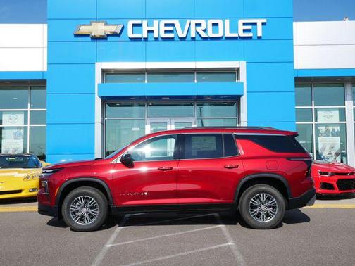 Radiant Red Tintcoat 2026 Chevrolet Traverse LT