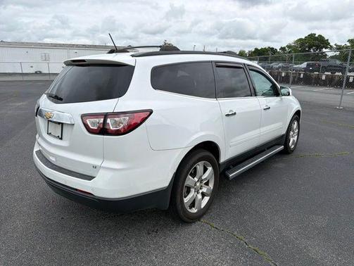 Summit White 2017 Chevrolet Traverse 1LT